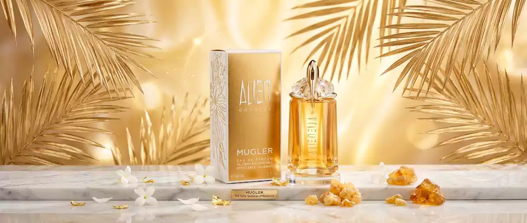 عطر زنانه موگلر الین گادس اینتنس با رنگ طلایی و کهربایی مناسب روزهای پاییزی
